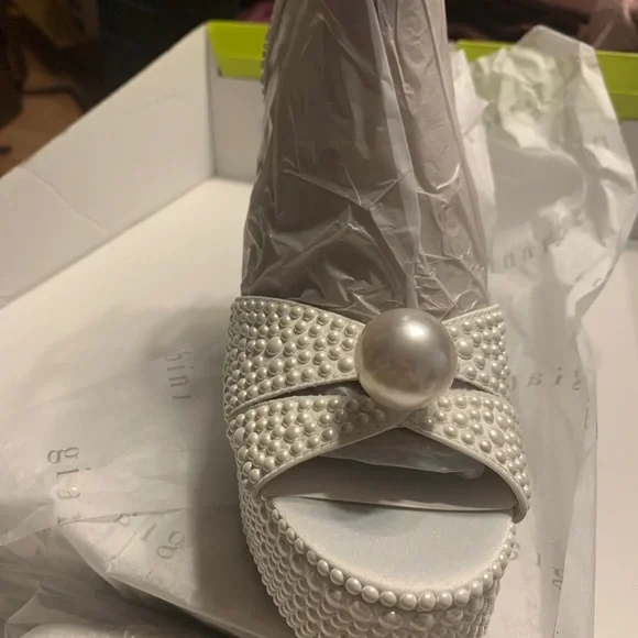 While pearl heels - Picture 6 of 7
